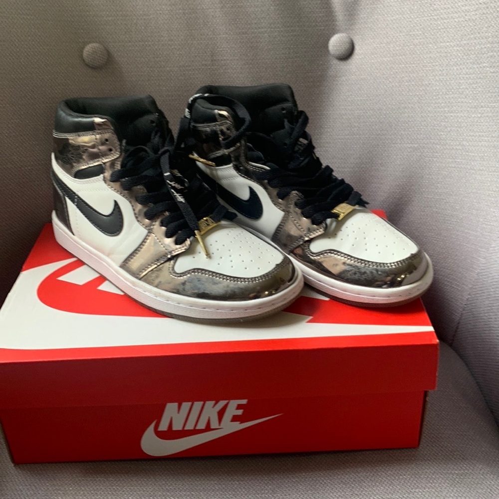 Jordan Air 1 Mid Se Metallic Gold/Black-White